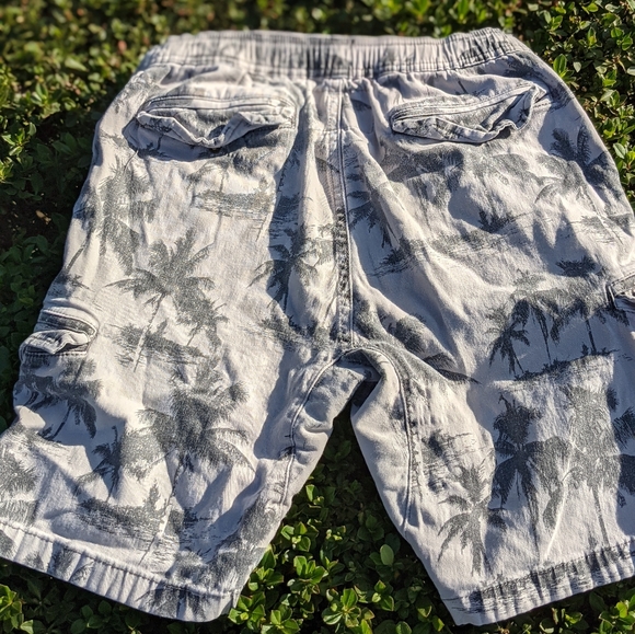 Brooklyn Cloth shorts tropical print cargo shorts. size medium - Picture 3 of 14